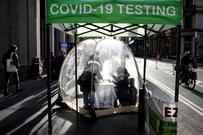 © Reuters. People take coronavirus disease (COVID-19) tests at a pop-up sidewalk testing site in New York, U.S., December 1, 2021.  REUTERS/Brendan McDermid