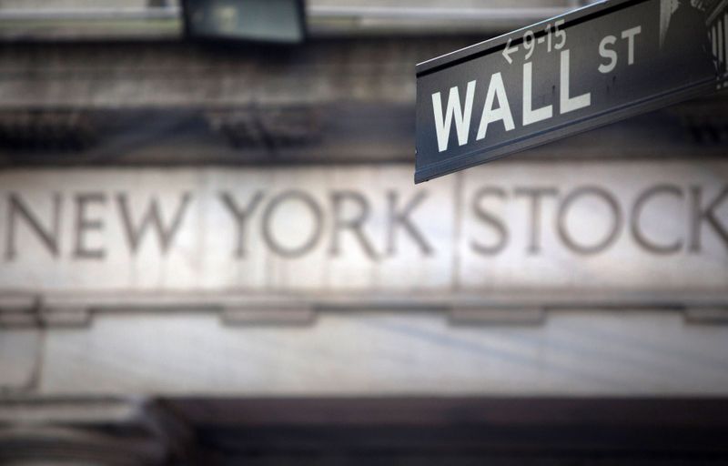 Wall Street termine en baisse, les craintes sur Omicron pèsent