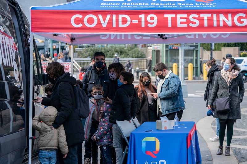 &copy; Reuters. People queue at a popup COVID-19 testing site in New York, U.S., December 3, 2021. REUTERS/Jeenah Moon