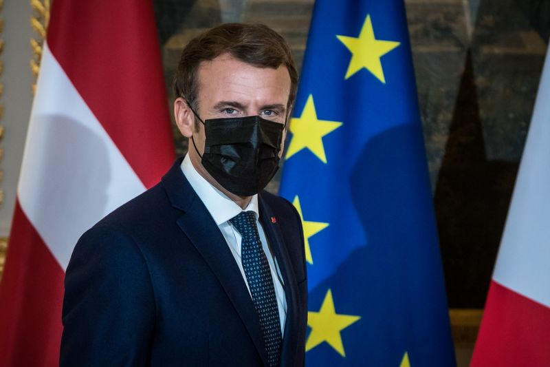 &copy; Reuters. FILE PHOTO: French President Emmanuel Macron wears a face mask as he arrives to deliver a statement with Latvian Prime Minister Krisjanis Karins at the Elysee Palace in Paris, France, December 1, 2021. Christophe Petit Tesson/Pool via REUTERS