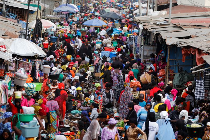 &copy; Reuters. People shop at the street market ahead of the presidential election in Banjul, Gambia, December 3, 2021. REUTERS/Zohra Bensemra