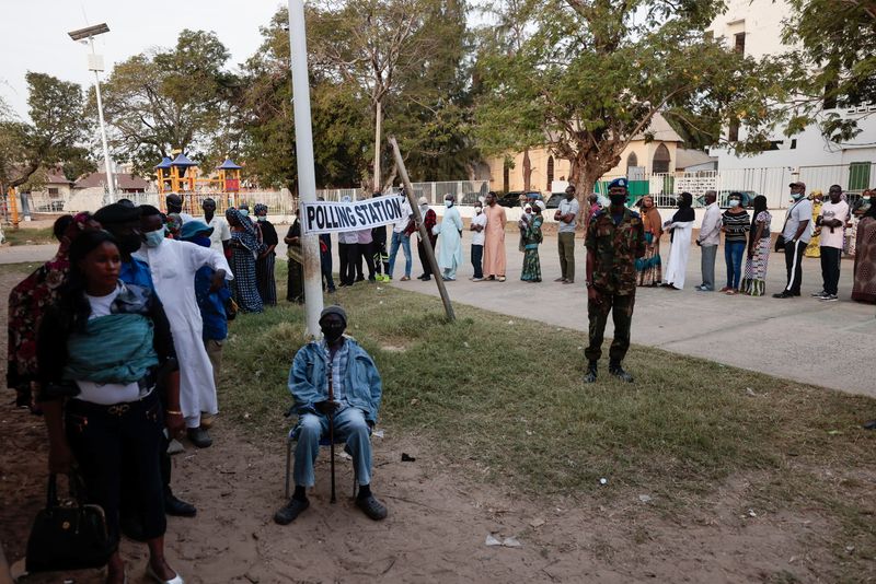 &copy; Reuters. Les Gambiens votaient samedi pour élire leur président, un test politique pour cette jeune démocratie qui tient son premier scrutin pluraliste depuis la chute en 2016 du dictateur Yahya Jammeh. /Photo prise le 4 décembre 2021/REUTERS/Zohra Bensemra