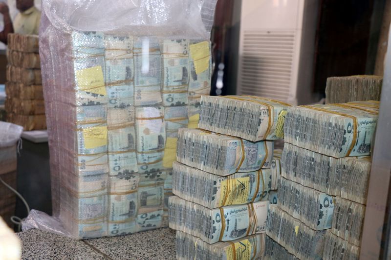 &copy; Reuters. رزم من العملات الورقية بالريال اليمني في مقر البنك المركزي في عدن بصورة من أرشيف رويترز.
