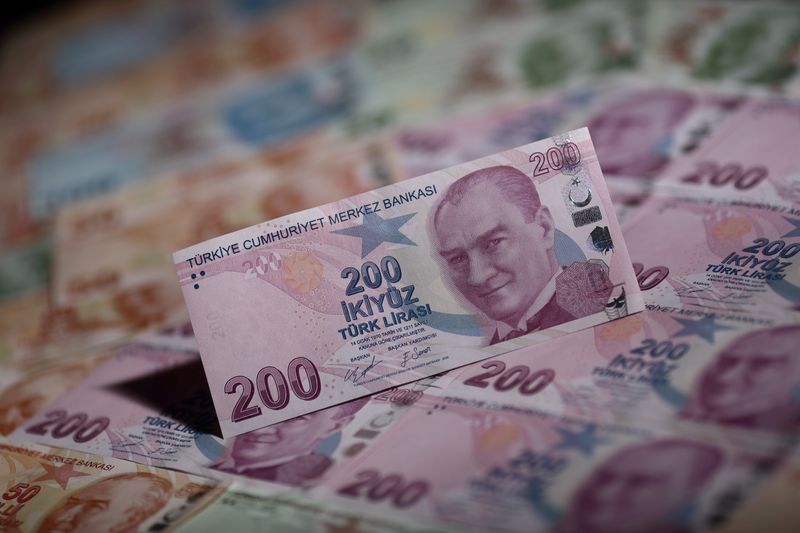 © Reuters. Turkish lira banknotes are seen in this illustration taken in Istanbul, Turkey November 23, 2021. REUTERS/Murad Sezer/Illustration
