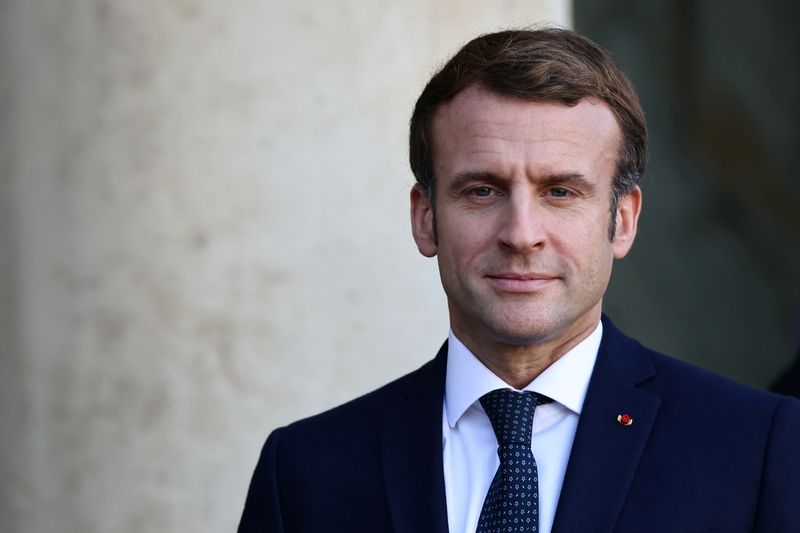 &copy; Reuters. Le président Emmanuel Macron a annoncé samedi à Djeddah, dernière étape de sa visite dans le Golfe, une initiative commune de la France et de l'Arabie saoudite en faveur du Liban  afin de "permettre au pays de sortir de la crise". /Photo prise le 1er