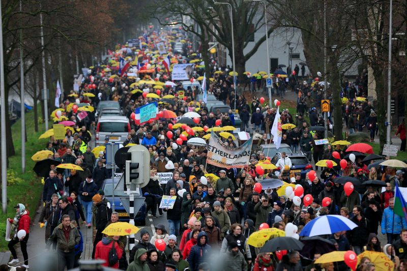 &copy; Reuters. People protest against new measures to fight a record surge of coronavirus disease (COVID-19) infections, in Utrecht, Netherlands, December 4, 2021. REUTERS/Eva Plevier