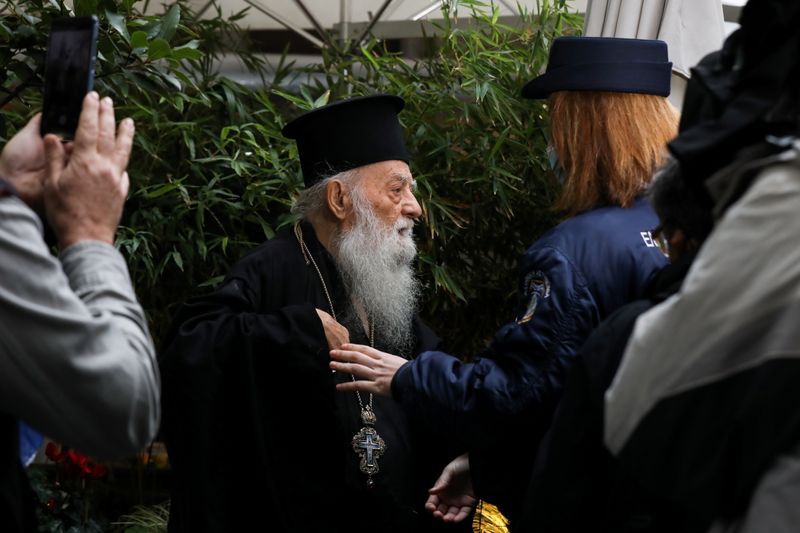 © Reuters. An Orthodox priest protests ahead of the arrival of Pope Francis, outside the Orthodox Archbishopric of Greece, in Athens, Greece, December 4, 2021. REUTERS/Louiza Vradi