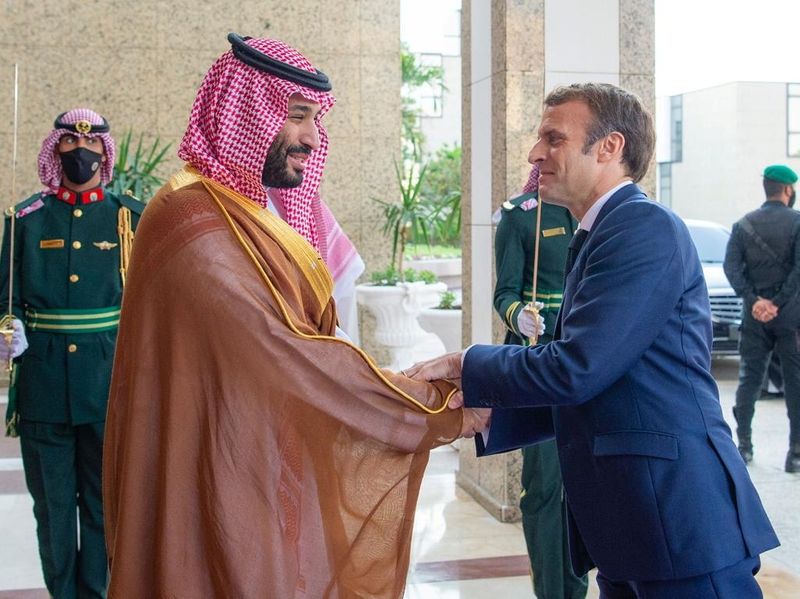 &copy; Reuters. الأمير محمد بن سلمان ولي عهد السعودية يستقبل الرئيس الفرنسي إيمانويل ماكرون في جدة يوم السبت. صورة لرويترز من الديوان الملكي السعودي.