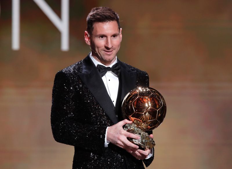 &copy; Reuters. El delantero argentino del Paris St Germain Lionel Messi posa con el Balón de Oro en el Theatre du Chatelet, París, Francia. 29 noviembre 2021. REUTERS/Benoit Tessier