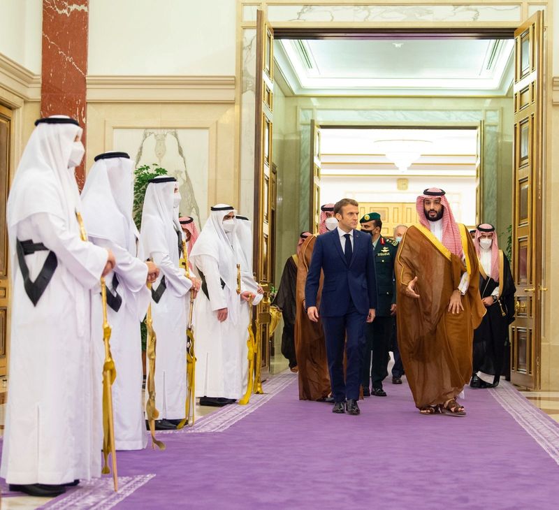 © Reuters. الأمير محمد بن سلمان ولي عهد السعودية يستقبل الرئيس الفرنسي إيمانويل ماكرون في مدينة جدة يوم السبت. صورة لرويترز من الديوان الملكي السعودي.