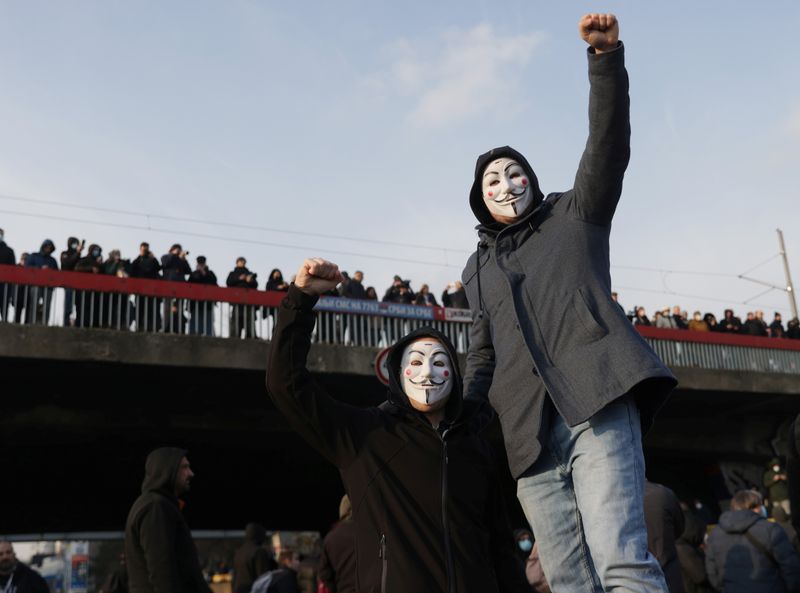 &copy; Reuters. Anti-government protesters wear masks during a protest in Belgrade, Serbia, December 4, 2021. REUTERS/Goran Tomasevic
