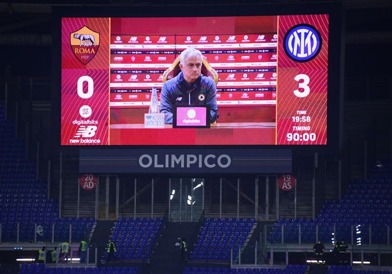 © Reuters. جوزيه مورينيو مدرب روما يظهر على شاشة الملعب خلال مؤتمر صحفي في العاصمة الايطالية يوم السبت عقب الخسارة 3-صفر أمام إنتر ميلان بدوري الدرجة الأولى الايطالي لكرة القدم. تصوير:رويترز.