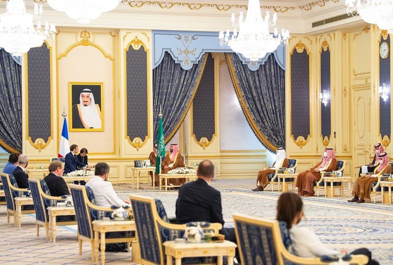 © Reuters. Saudi Crown Prince, Mohammed bin Salman, receives French President Emmanuel Macron in Jeddah, Saudi Arabia, December 4, 2021. Bandar Algaloud/Courtesy of Saudi Royal Court/Handout via REUTERS 