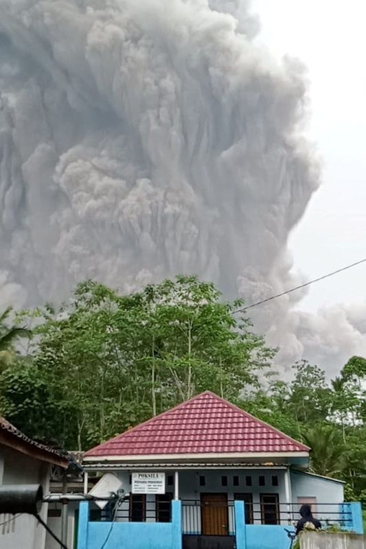 &copy; Reuters. الرماد الدخان لبركان جبل سيميرو في جاوة الشرقية يوم السبت. صورة لرويترز من أنتارا فوتو. (يحظر استخدام الصورة داخل إندونيسيا. ويحظر بيع الصرو