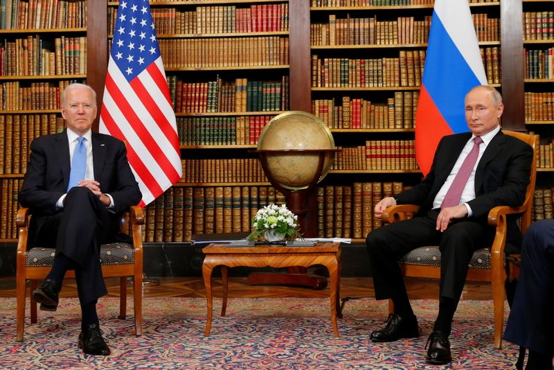 &copy; Reuters. 　米国のバイデン大統領とロシアのプーチン大統領が、緊迫するウクライナ情勢を巡り、７日にオンライン会談を行うことになった。ジュネーブで６月撮影（２０２１年　ロイター/DENIS BALIB