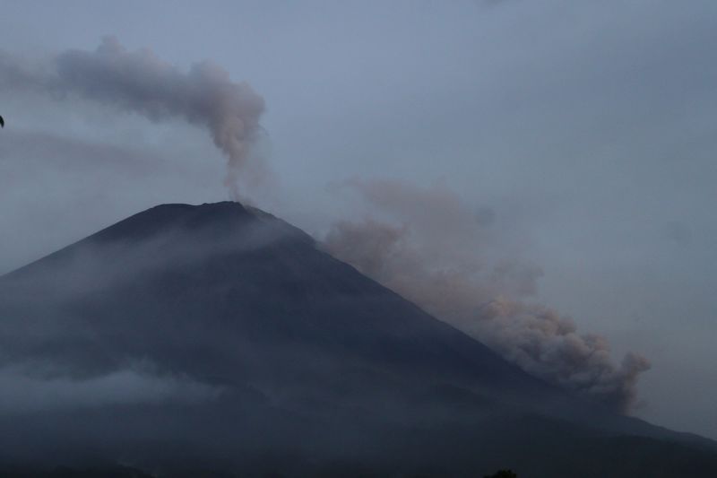 © Reuters. Mount Semeru spews hot clouds as seen from Pronojiwo, Lumajang, East Java province, Indonesia December 5, 2021, in this photo taken by Antara Foto/Ari Bowo Sucipto/via REUTERS. 