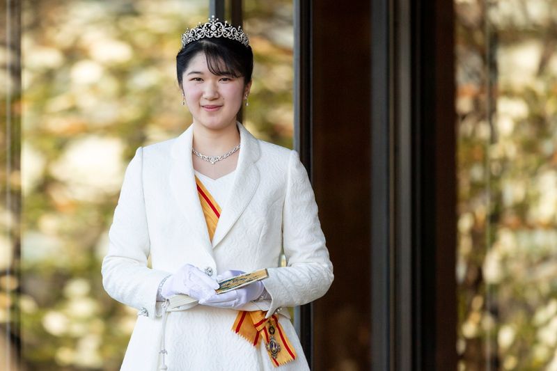 &copy; Reuters. الأميرة اليابانية أيكو وهي تحتفل ببلوغها سن الرشد في القصر الإمبراطوري يوم الأحد. صورة لرويترز من ممثل لوكالات الأنباء.