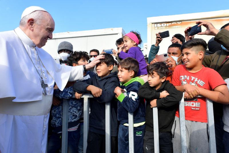 &copy; Reuters. Pope Francis visits the island of Lesbos to meet with the the refugees and migrants at the Mavrovouni camp, Greece, December 5, 2021.  Vatican Media/­Handout via REUTERS  
