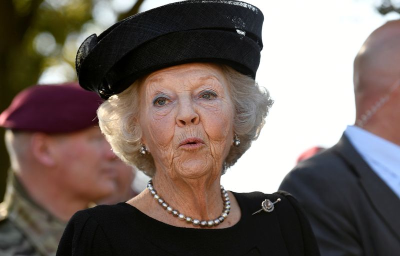 &copy; Reuters. La reine Beatrix des Pays-Bas, ancienne souveraine néerlandaise, a subi un dépostage positif au COVID-19, a annoncé samedi le service d'information royal. /Photo d'archives/REUTERS/Piroschka Van De Wouw