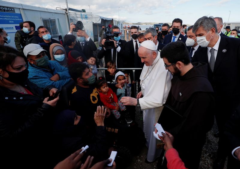 &copy; Reuters. البابا فرنسيس خلال زيارة يقوم بها لجزيرة ليسبوس اليونانية يوم الأحد. تصوير جوجليلمو مانحياباني - رويترز.
