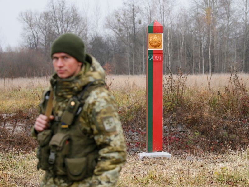 © Reuters. أحد أفراد قوات حرس الحدود الأوكرانية أثناء دورية بمحاذاة الحدود مع روسيا البيضاء في 16 نوفمبر تشرين الثاني 2021. تصوير جليب جارانيش- رويترز.