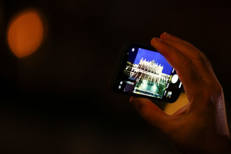 &copy; Reuters. Imagen de archivo de un periodista fotografiando con su móvil el Palais Coburg, donde se celebran las negociaciones nucleares con Irán, en Viena, Austria. 29 noviembre 2021. REUTERS/Lisi Niesner