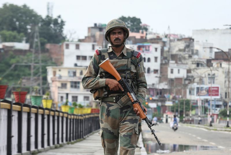 &copy; Reuters. Imagen de archivo de un soldado indio patrullando en Jammu, India. 5 agosto 2019. REUTERS/Mukesh Gupta