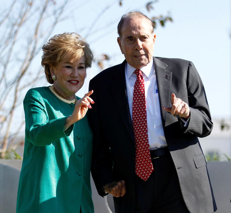 &copy; Reuters. FILE PHOTO: Former U.S. Secretary of Transportation Elizabeth Dole and her husband, former Senator Bob Dole (R-KS), are pictured at the unveiling of a statue of former U.S. President Ronald Reagan at Ronald Reagan National Airport near Washington November