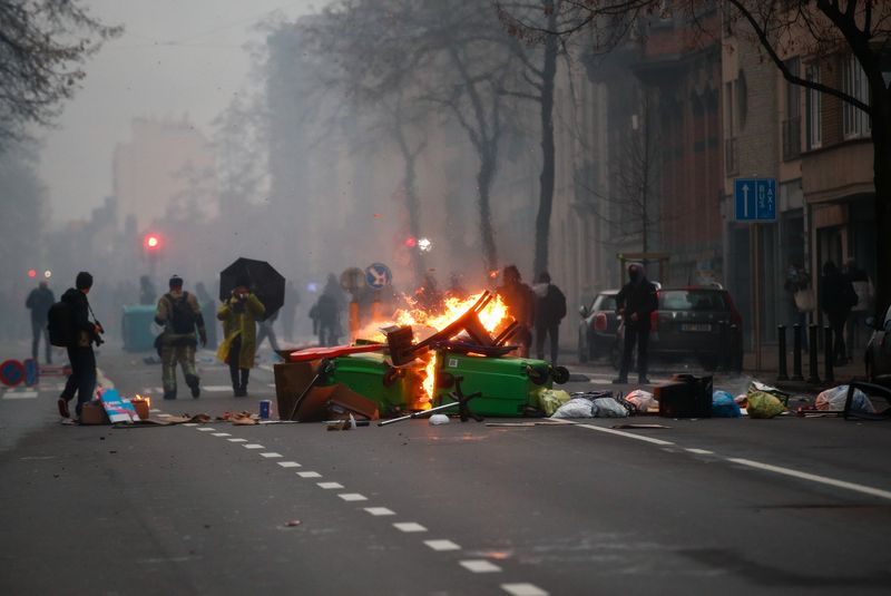 Protestas contra restricciones relacionadas al COVID se tornan violentas en Bruselas