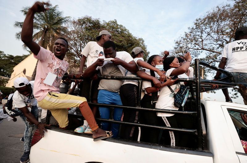 © Reuters. أنصار الرئيس الجامبي آداما بارو  الذي يخوض الانتخابات الرئاسية يحتفلون في بنجول يوم الأحد عقب النتائج الأولية التي تشير لتقدم بارو. تصوير:رويترز.