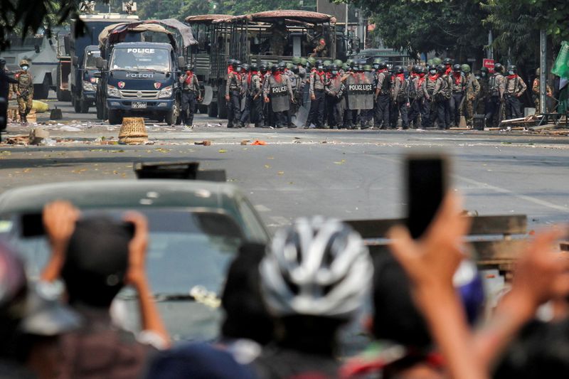 &copy; Reuters. ミャンマー最大都市ヤンゴンで５日朝、国軍のクーデターに抗議する人々のデモに国軍の車両が後方から突っ込み、５人が死亡、少なくとも１５人が負傷した。地元メディアのミャンマー・