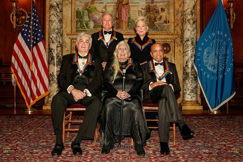 © Reuters. Kennedy Center Honorees, operatic bass-baritone Justino Diaz, Saturday Night Live creator Lorne Michaels, singer-songwriter Joni Mitchell, actress and singer-songwriter Bette Midler, and Motown founder, songwriter, producer, and director Berry Gordy, pose for the 44th Kennedy Center Honors class photo following the Medallion Ceremony at the Library of Congress in Washington, D.C., U.S. December 4, 2021. REUTERS/Ken Cedeno