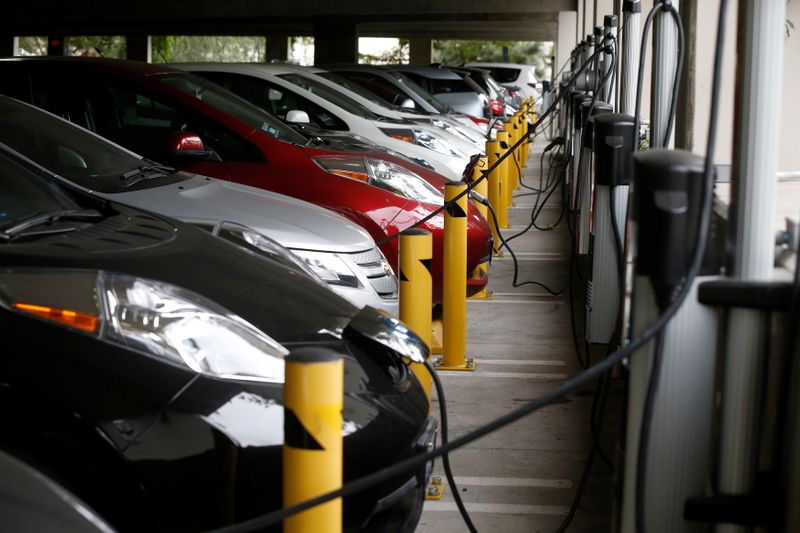 &copy; Reuters. 　１２月３日、米通商代表部（ＵＳＴＲ）は米国の電気自動車（ＥＶ）産業を強化する法案に支持を表明した。写真は充電中の電気自動車。カリフォルニア大学で２０１５年１月撮影（２０