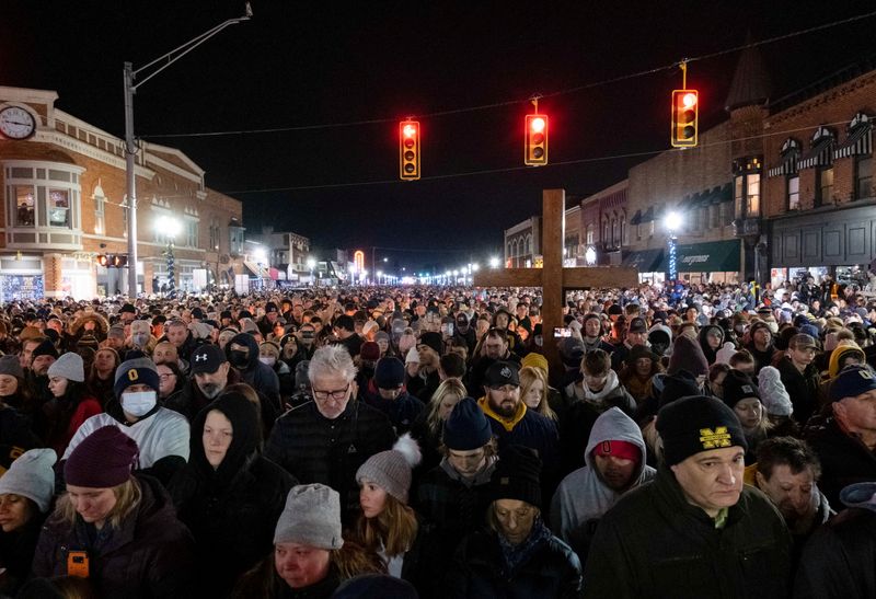 © Reuters. FILE PHOTO: Thousands from the community of Oxford, Michigan gathered Friday for a vigil to remember the students killed after a deadly shooting at Oxford High School in Oxford, Michigan, north of Detroit, U.S., December 3, 2021.  REUTERS/Seth Herald/File Photo