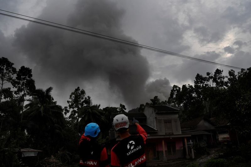 Poor weather hampers search and rescue efforts at Indonesia volcano