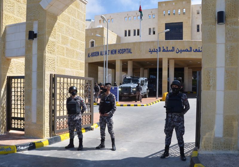 &copy; Reuters. Un tribunal jordanien a condamné dimanche à des peines de trois ans de prison pour "négligence" cinq responsables d'un hôpital proche d'Amman à la suite d'une pénurie d'oxygène qui avait provoqué la mort de dix patients atteints du COVID-19, rappo