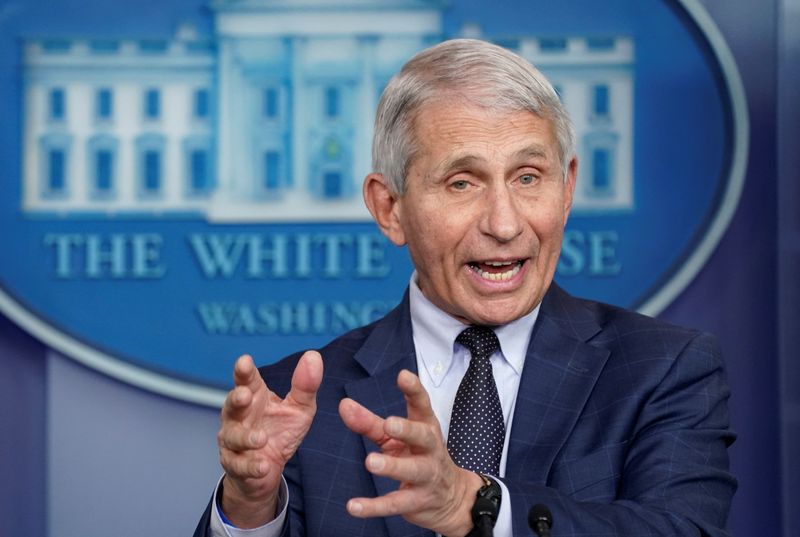 &copy; Reuters. Dr. Anthony Fauci speaks about the Omicron coronavirus variant during a press briefing at the White House in Washington, U.S., December 1, 2021. REUTERS/Kevin Lamarque     