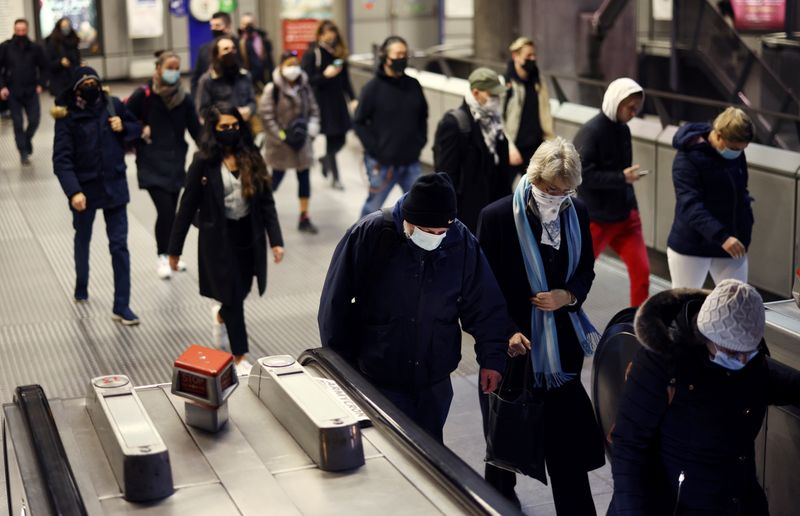 &copy; Reuters. FILE PHOTO: People walk through Westminster Underground station during morning rush hour, amid the coronavirus disease (COVID-19) outbreak in London, Britain, December 1, 2021. REUTERS/Henry Nicholls