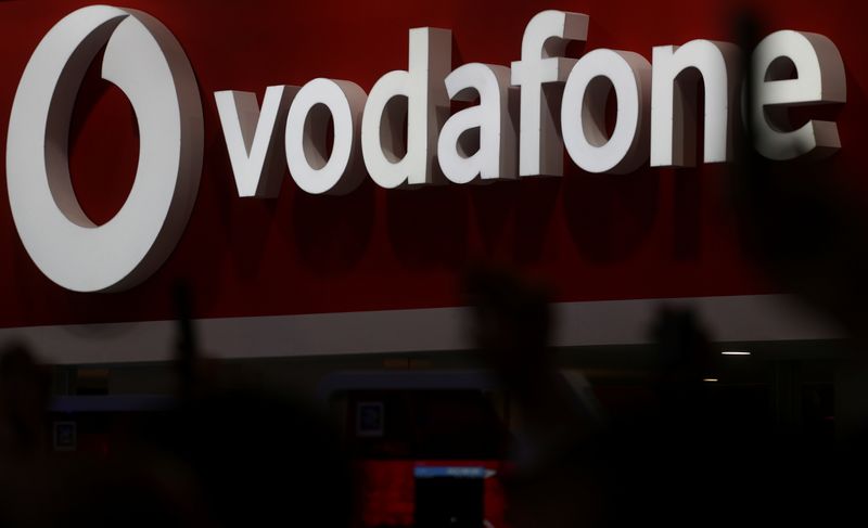 &copy; Reuters. FOTO DE ARCHIVO: El logo de Vodafone en el Mobile World Congress en Barcelona, España, 28 de febrero de 2018. REUTERS/Sergio Pérez