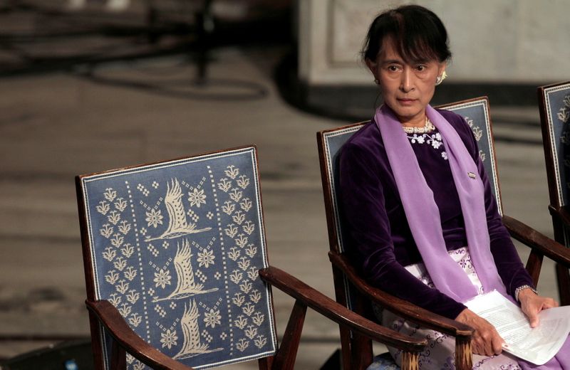 © Reuters. FILE PHOTO: Myanmar opposition leader Aung San Suu Kyi sits before giving her Nobel Lecture at City Hall in Oslo June 16, 2012. REUTERS/Cathal McNaughton