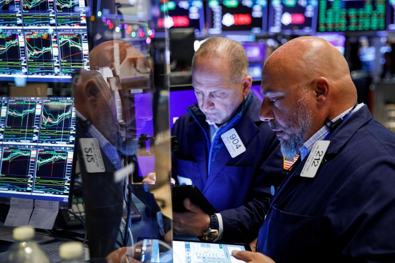 © Reuters. Traders work on the floor of the New York Stock Exchange (NYSE) in New York City, U.S., November 29, 2021.  REUTERS/Brendan McDermid