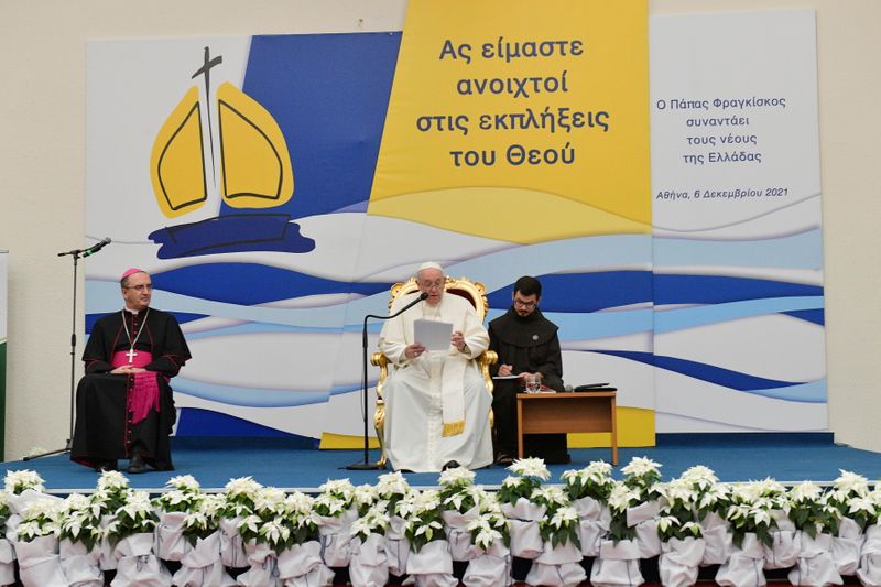&copy; Reuters. البابا فرنسيس يلقي كلمة في مدرسة في أثينا باليونان يوم الاثنين. صورة حصلت عليها رويترز.