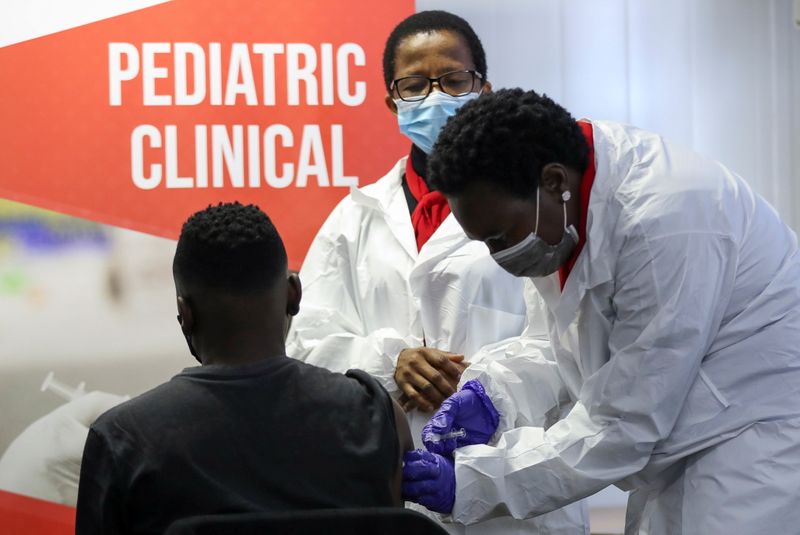 &copy; Reuters. Un operatore sanitario sudafricano somministra il vaccino a un volontario della sperimentazione di fase 3 nel Paese del vaccino anticovid di Sinovac a Pretoria, Sudafrica, 10 settembre 2021. REUTERS/Siphiwe Sibeko