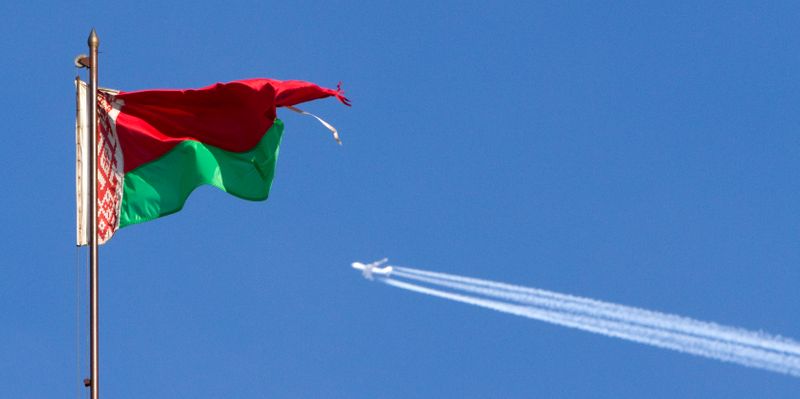 &copy; Reuters. A plane flies in the sky in Minsk March 10, 2010. The Belarussian national flag is in the foreground. REUTERS/Vasily Fedosenko  (BELARUS - Tags: TRANSPORT SOCIETY)