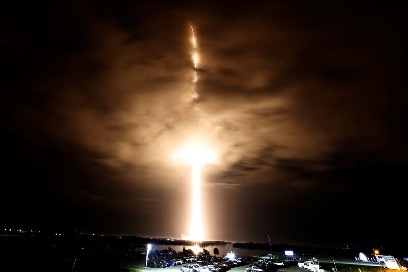 © Reuters. FILE PHOTO: A SpaceX Falcon 9 rocket, with the Crew Dragon capsule, is launched carrying three NASA and one ESA astronauts on a mission to the International Space Station at the Kennedy Space Center in Cape Canaveral, Florida, U.S. November 10, 2021. REUTERS/Joe Skipper/File Photo