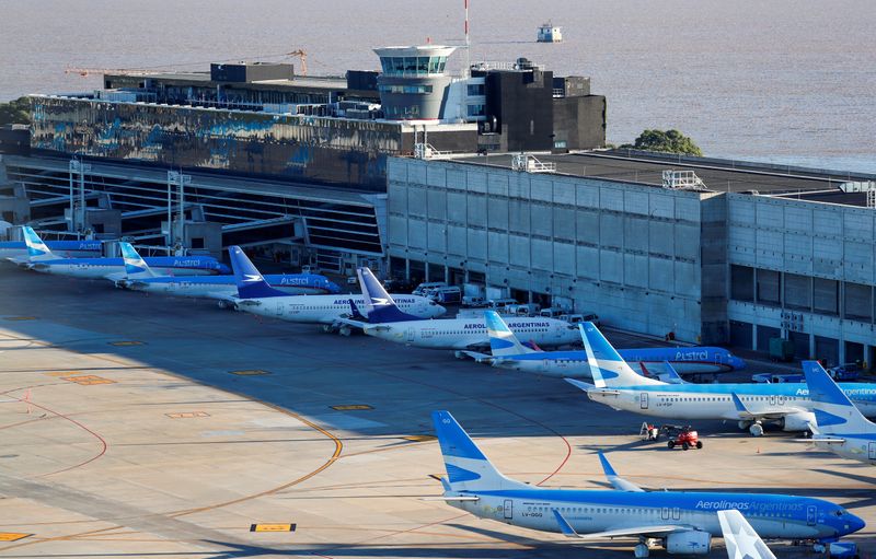 &copy; Reuters. IMAGEN DE ARCHIVO REFERENCIAL. Aviones de pasajeros se ven en el Aeropuerto nacional Jorge Newbery en medio de la propagación del COVID-19, en Buenos Aires, Argentina