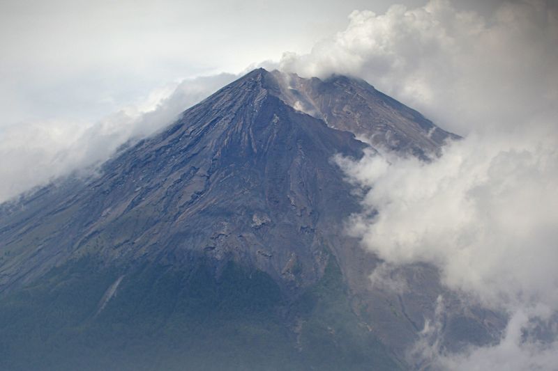 © Reuters. An aerial view shows Mount Semeru volcano as seen from Pronojiwo village, Lumajang, East Java province, Indonesia December 6, 2021, in this photo taken by Antara Foto. Antara Foto/Seno/via REUTERS