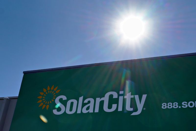 © Reuters. FILE PHOTO: The company's logo is seen on the SolarCity building in Denver February 17, 2015.  REUTERS/Rick Wilking/File Photo