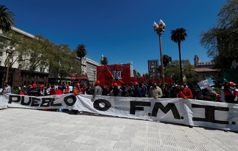 &copy; Reuters. Manifestantes protestam contra acordo entre governo argentino e FMI em Buenos Aires; faixa diz "povo ou FMI"
21/09/2021
REUTERS/Agustin Marcarian