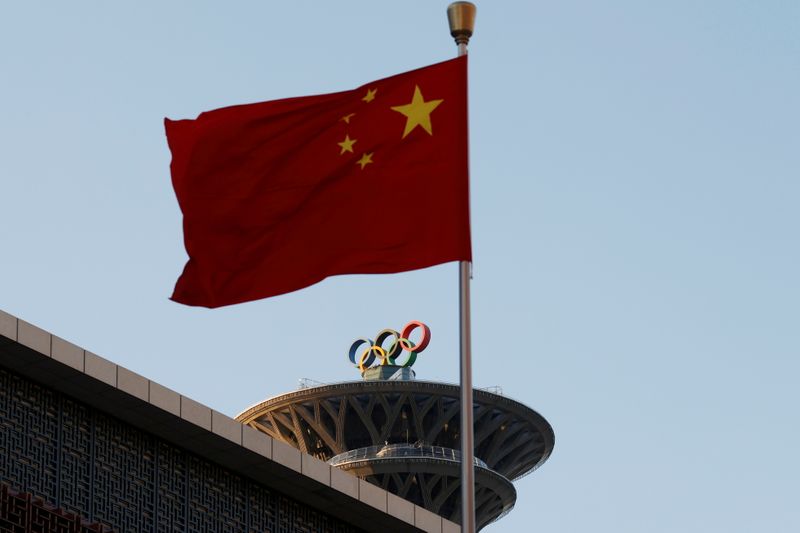 &copy; Reuters. Bandeira da China sobre os anéis olímpicos na Torre Olímpica em Pequim
11/11/2021 REUTERS/Carlos Garcia Rawlins